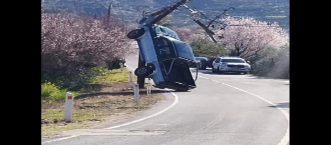 Κύπρος: Αυτοκίνητο «σκαρφάλωσε» σε στύλο και άφησε τέσσερα χωριά χωρίς ρεύμα (φώτο)